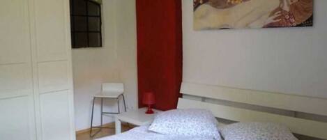 1 bedroom, bed sheets