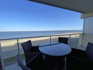 Outdoor dining - 1-bedroom apartment near center with terrace and underground parking (Arcachon)