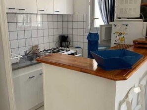 Réfrigérateur, four à micro-ondes, un four, surface de cuisson