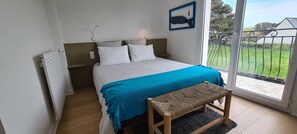 4 slaapkamers, een bureau, een strijkplank/strijkijzer, reisbedje