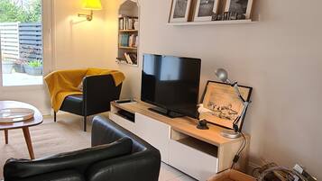 Televisión, reproductor de DVD, futbolito y libros