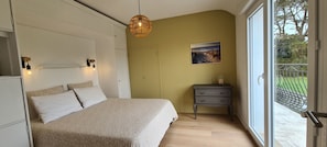 4 habitaciones, escritorio y tabla de planchar con plancha