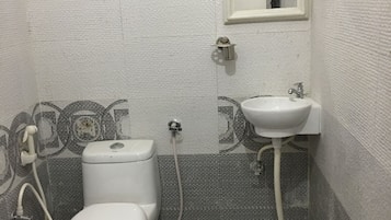 Chuveiro, toalhas de banho