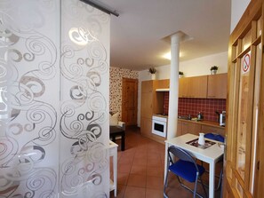 Kühlschrank, Ofen, Wasserkocher mit Kaffee-/Teezubehör, Wasserkocher