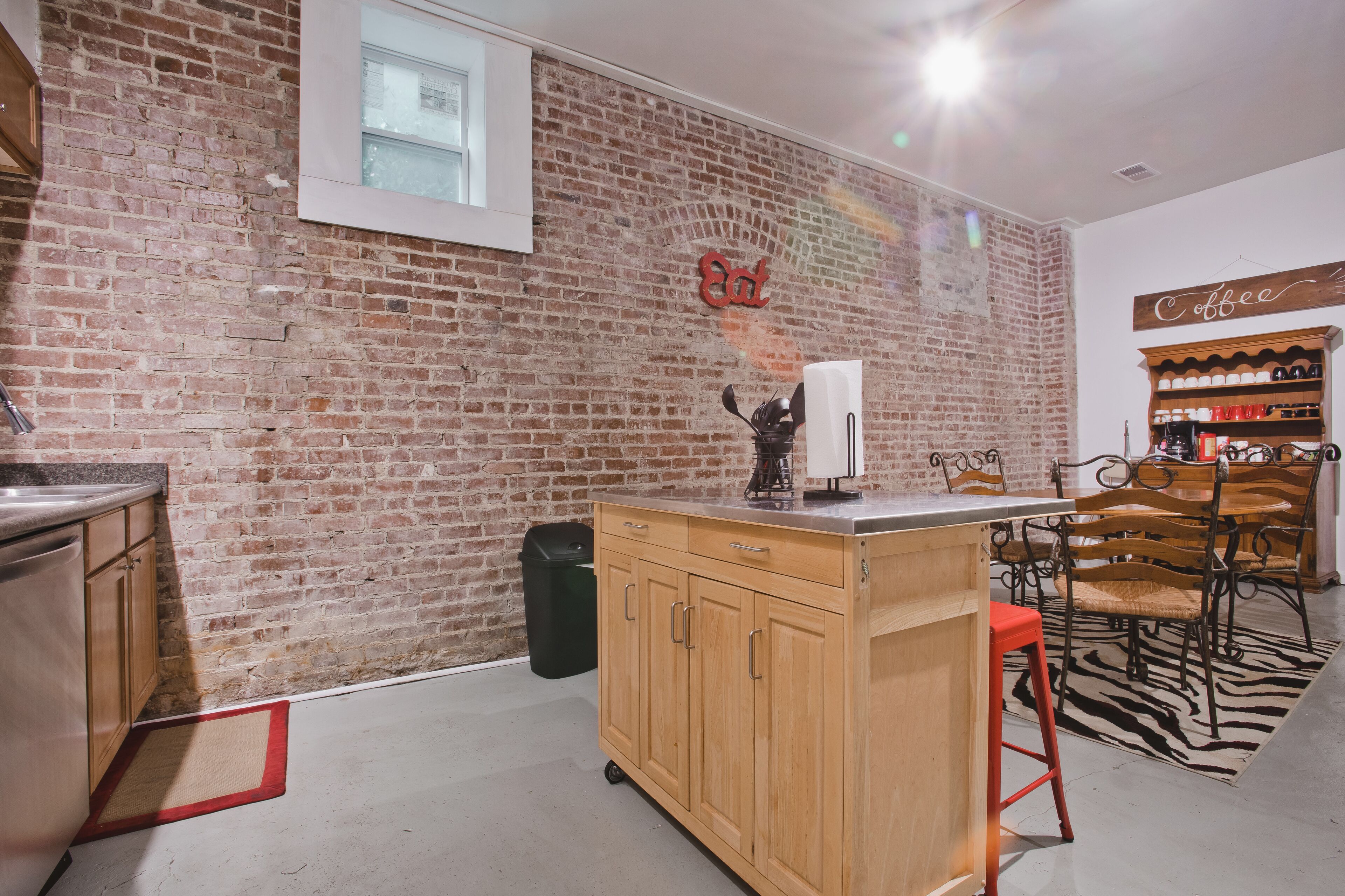 HUGE 5000 sqft condo - 2 blocks Beale, 11 beds 3king & 8queen, 3 bath, prkng lot