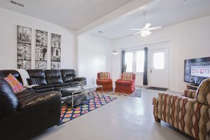 Smart TV, futbolito, mesa de ping pong