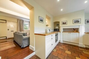 Microwave, dishwasher - Middle Knoll, Cley-next-the-Sea, Norfolk (Cley-next-the-Sea)