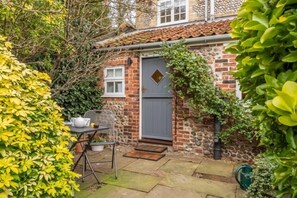 Outdoor dining - Middle Knoll, Cley-next-the-Sea, Norfolk (Cley-next-the-Sea)