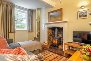 TV, fireplace - Middle Knoll, Cley-next-the-Sea, Norfolk (Cley-next-the-Sea)