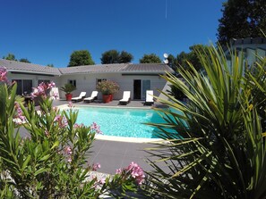 Outdoor pool, a heated pool - 4-STAR VILLA IN THE HEART OF THE ARCACHON BASIN WITH HEATED POOL (Biganos)