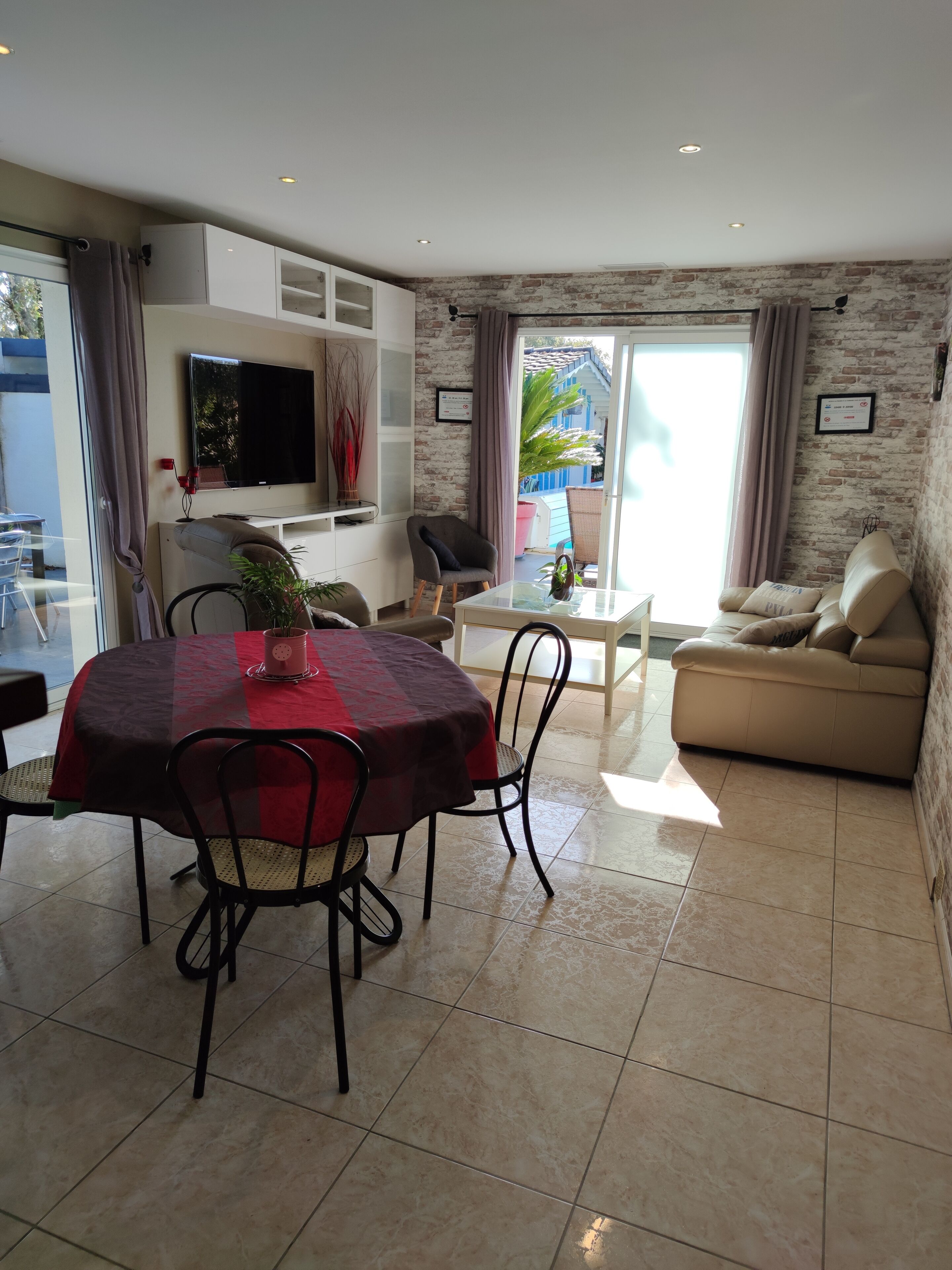 Televisie, een dvd-speler en boeken