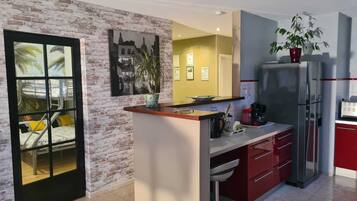 Réfrigérateur, micro-ondes, four, plaque de cuisson