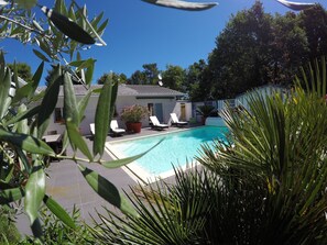 Outdoor pool, a heated pool - 4-STAR VILLA IN THE HEART OF THE ARCACHON BASIN WITH HEATED POOL (Biganos)