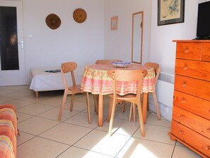 Dining - Beachfront studio with terrace and cleaning included (Le Lavandou)