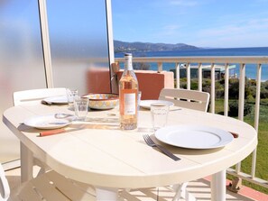 Outdoor dining - Beachfront studio with terrace and cleaning included (Le Lavandou)