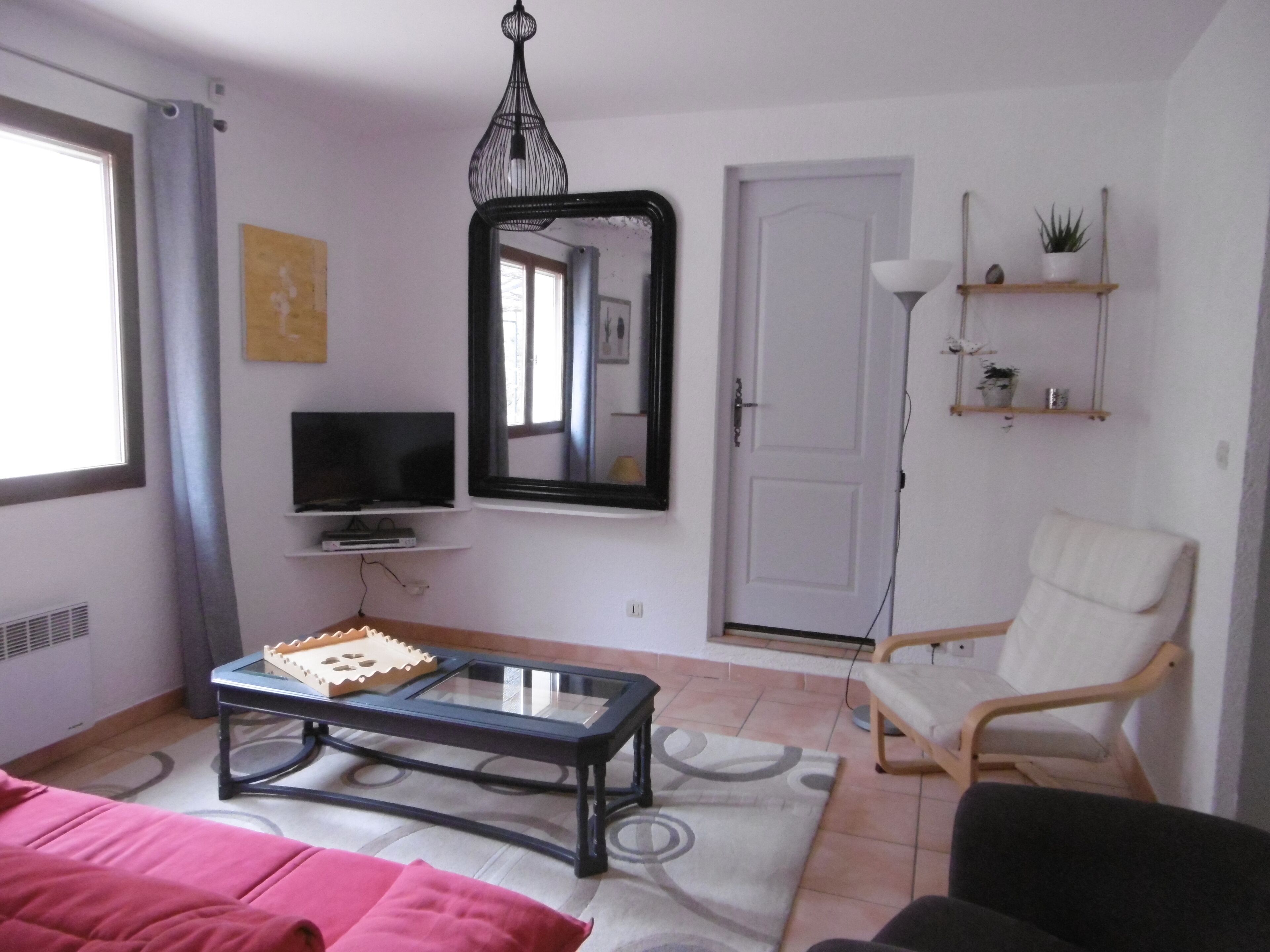 independent gite in private house, in Ceyreste, 10 minutes from the beaches