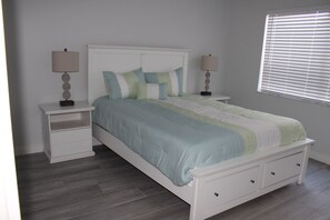 2 bedrooms, iron/ironing board, WiFi, bed sheets - Cozy two bedroom condo available in the quaint community of Winter Park. (Naples)