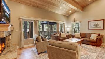 Televisión, chimenea y videojuegos