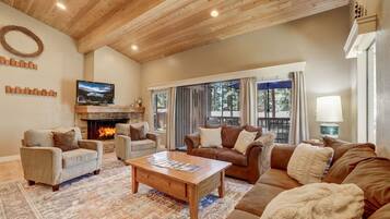 Tv, eldstad och tv-spel