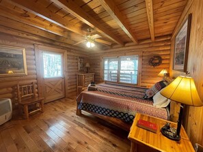 4 bedrooms, desk, free WiFi, bed sheets