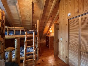 4 bedrooms, desk, free WiFi, bed sheets