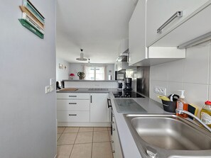 Kylskåp, mikrovågsugn, ugn och spishäll