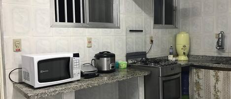 Geladeira, micro-ondas, fogão, cooktop