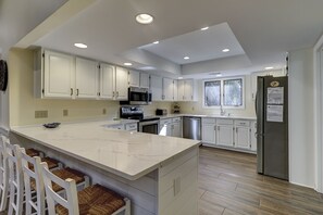 Fridge, microwave, stovetop, dishwasher