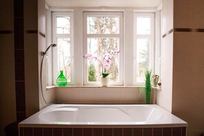 Bathtub, towels