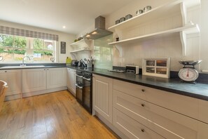 Microwave, dishwasher, high chair - Sea Holly Cottage, Thornham, Norfolk (Hunstanton)