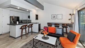 Un apartamento moderno con cocina, comedor y sala de estar.