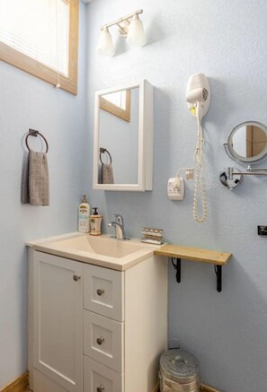 Ducha, secador de pelo, toallas y jabón