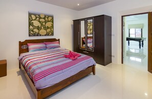 7 bedrooms, in-room safe, desk, iron/ironing board