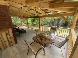 Outdoor dining - Secluded trailside cabin for 8 people on Kingdom Trails  (Burke)