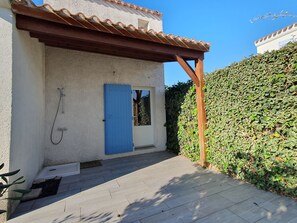 المنطقة المحيطة بالمنشأة