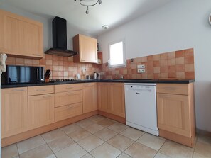 Køleskab, mikrobølgeovn, ovn, kogeplade