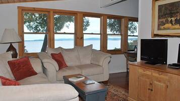 Een televisie, een dvd-speler, boeken en een filmbibliotheek