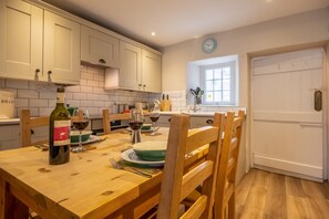 Microwave, dishwasher, high chair - Sea Lavender Cottage, Burnham Market, Norfolk (King's Lynn)