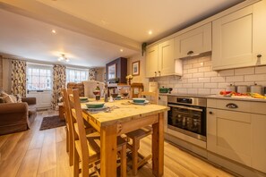 Microwave, dishwasher, highchair - Sea Lavender Cottage, Burnham Market, Norfolk (King's Lynn)