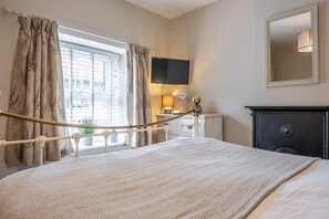 2 bedrooms, iron/ironing board, WiFi, bed sheets - Sea Lavender Cottage, Burnham Market, Norfolk (King's Lynn)