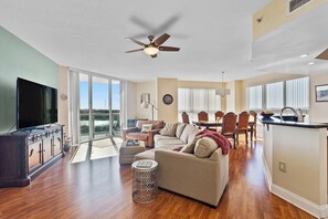 Smart-TV, Tischfußball, Tischtennisplatte, Bücher