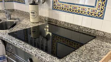 Réfrigérateur, four, lave-vaisselle, cafetiÚre/bouilloire