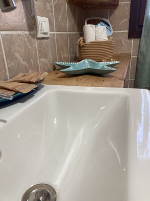Dusche, Haartrockner, Bidet, Handtücher