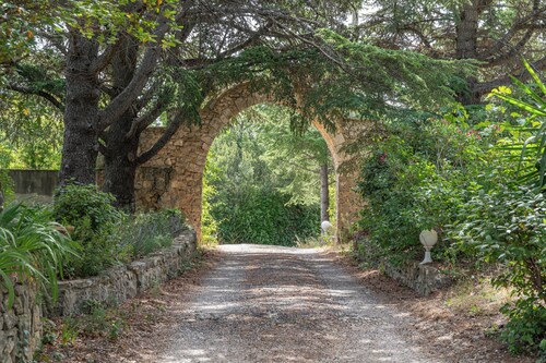  LA BASTIDE LE JAS   AU PIED DU GARLABAN SUR LE CIRCUIT MARCEL PAGNOL 
