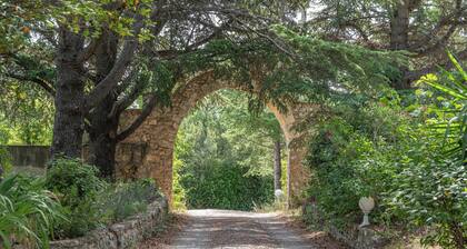 LA BASTIDE LE JAS AU PIED DU GARLABAN SUR LE CIRCUIT MARCEL PAGNOL