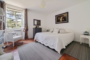 3 bedrooms, iron/ironing board, internet, bed sheets