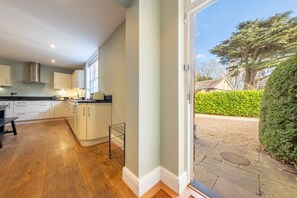 Kjøleskap, mikrobølgeovn, oppvaskmaskin og kaffetrakter/tekoker