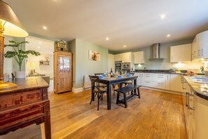 Kjøleskap, mikrobølgeovn, oppvaskmaskin og kaffetrakter/tekoker