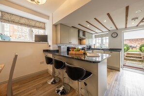 Mikroaaltouuni, astianpesukone, syöttötuoli