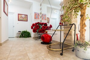 المنشأة من الداخل